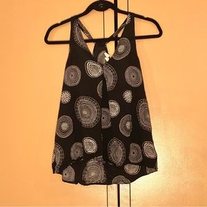 Melrose & Market black and white tank w/ t-back and medallion pattern. Size M.
